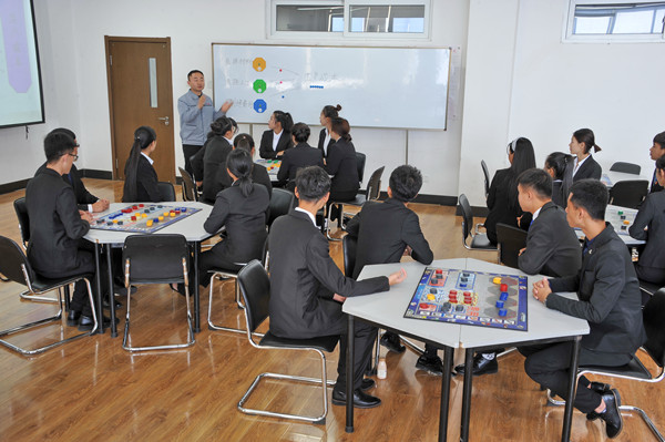 图1-1 会计沙盘模拟实训室_副本.jpg