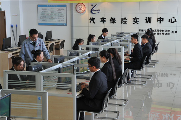 汽车保险实训中心实训.jpg