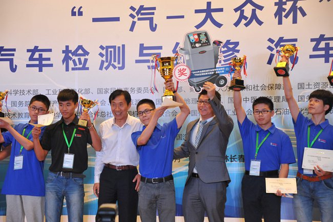 8中国机械教育协会副理事长孙长庆为塞外活动获奖选手颁奖_副本.jpg