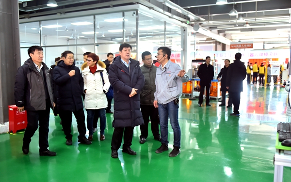 调研组考察学校工业机器人技术中心_副本.jpg