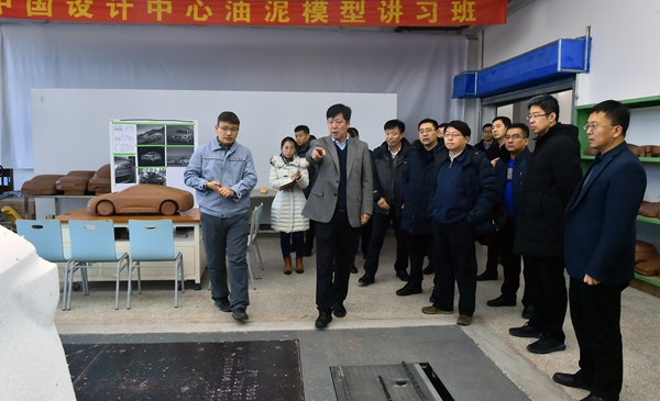 调研组考察学校汽车造型技术实训基地_副本.jpg