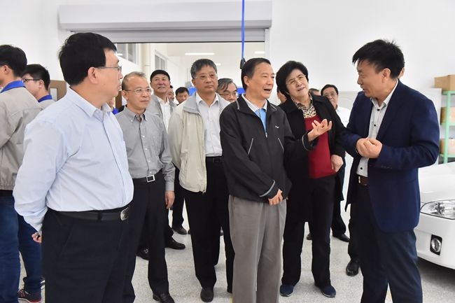 李春明向吴恒一行介绍新能源汽车技术实训中心建设情况.JPG