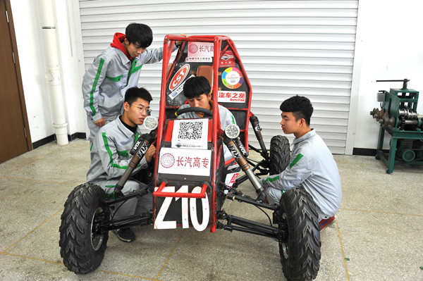 学生进行巴哈赛车改装调试.jpg
